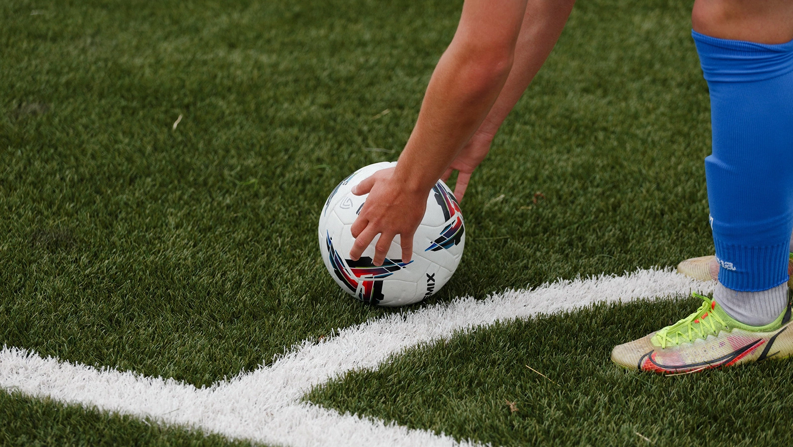 Футбол мяч ставит на штрафной-Закоморный.jpg