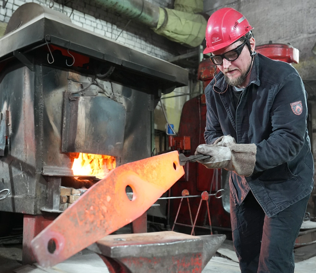 На работе лебединец восстанавливает регулируемые тяги и стойки, делает чеки осей тормозных колодок…..JPG