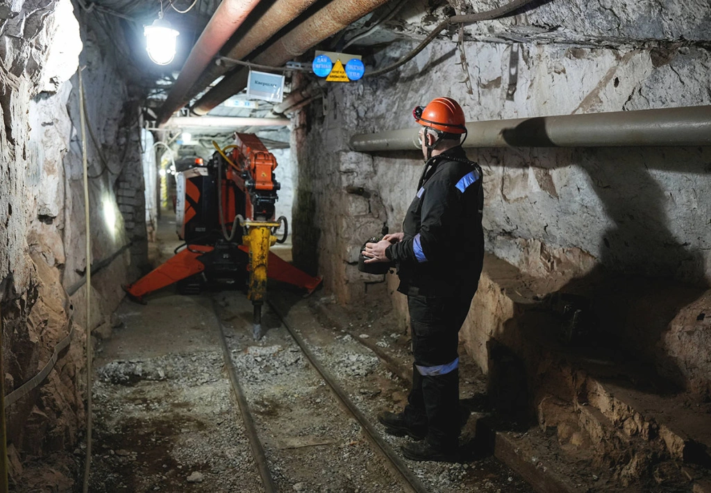 Робототехнический комплекс РОИН выполняет задачу по демонтажу бетона практически самостоятельно оператор управляет им с помощью переносного пульта на безопасном расстоянии.JPG