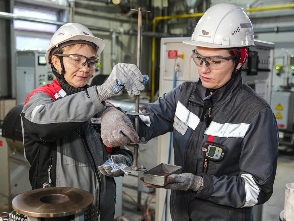 Ирина Степанова надеется, что исследования помогут улучшить качество продукции комбината — окатышей и ГБЖ (1).JPG