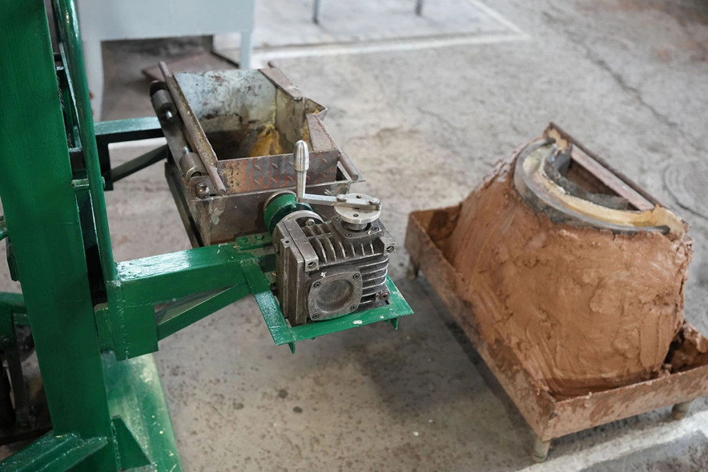 1. Умельцы из УРМЭО Лебединского ГОКа взяли за основу гидравлический штабелёр, приварили корзину для тигля и оснастили поворотным механизмом — готов агрегат для заливки баббита в подшипник.JPG 1. Умельцы из УРМЭО Лебединского ГОКа взяли за основу гидравлический штабелёр, приварили корзину для тигля и оснастили поворотным механизмом — готов агрегат для заливки баббита в подшипник.JPG