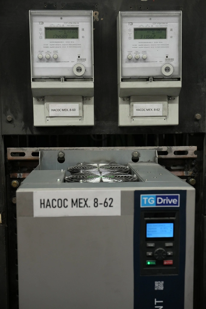 В схему управления одного из двигателей включили частотный преобразователь. Для контроля показателей установили счётчики электроэнергии тот, что справа, фиксирует данные насоса с преобразователем, в.JPG