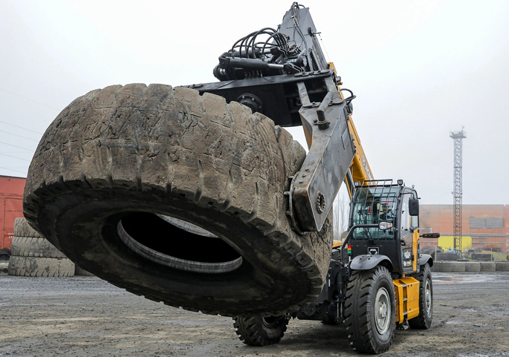 Новый манипулятор может захватить шины радиусом от 13 до 57 дюймов.JPG