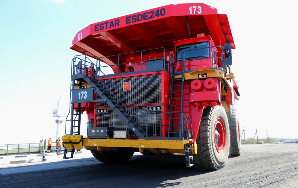 В карьере ЛГОКа появятся самосвалы грузоподъёмностью 240 тонн.jpg