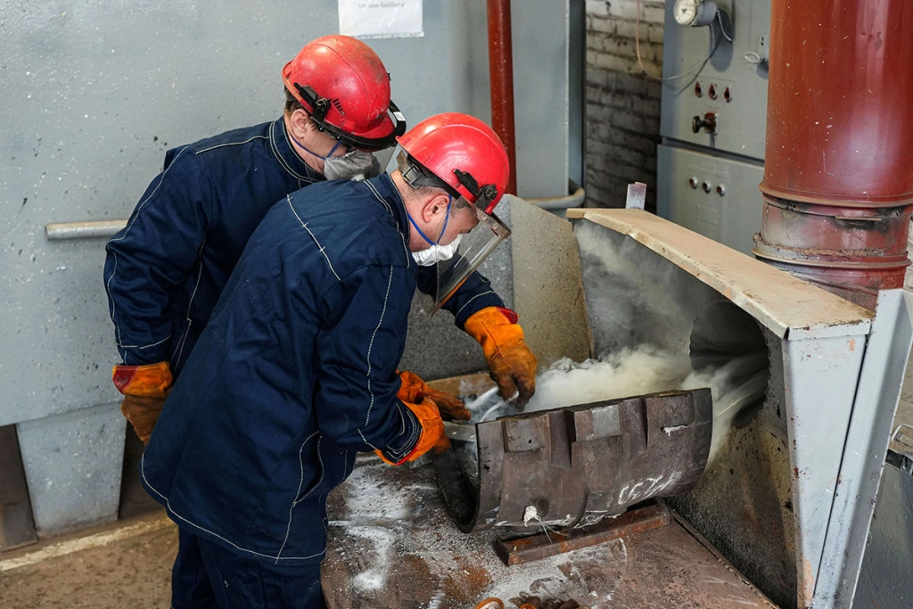 2. Сначала на половинку подшипника скольжения наносят тонкий слой припоя из олова для лучшего сцепления с баббитом….JPG 2. Сначала на половинку подшипника скольжения наносят тонкий слой припоя из олова для лучшего сцепления с баббитом….JPG