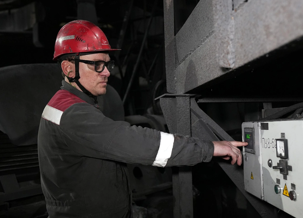 При помощи шкафа управления на насосе машинист регулирует скорость вращения двигателя.JPG