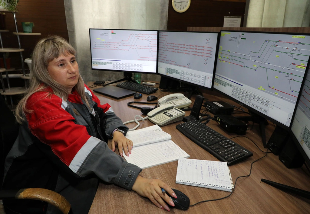 Нагрузка-на-станцию-удвоилась,-но-быстро-и-точно-регулировать-ход-каждого-локомотива-диспетчеру-помогает-целый-набор-устройств,-которые-передают-данные-на-компьютер.JPG Нагрузка-на-станцию-удвоилась,-но-быстро-и-точно-регулировать-ход-каждого-локомотива-диспетчеру-помогает-целый-набор-устройств,-которые-передают-данные-на-компьютер.JPG