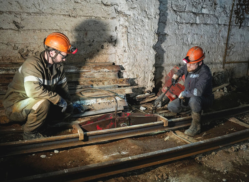 Пневматический рельсогиб позволяет за считанные минуты придать железнодорожным балкам нужную форму.JPG