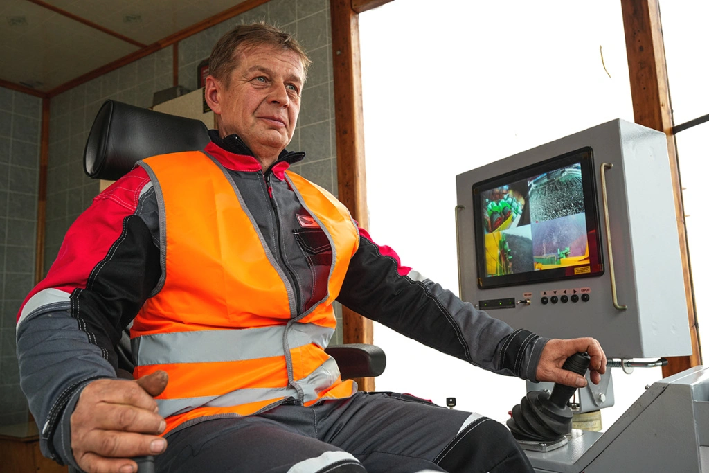 Даже при минимальной видимости в помощь машинисту — камеры видеонаблюдения и яркое освещение, Константин Тютюрев доволен.JPG