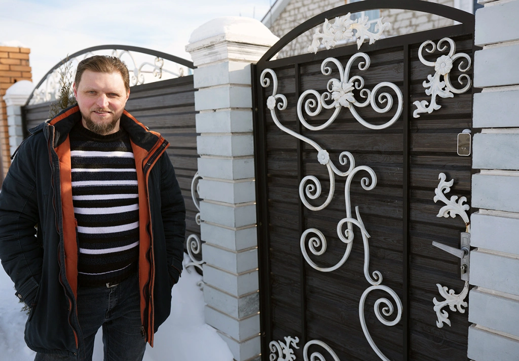 Дома вход на участок мастер украсил коваными кружевами, а в центре калитки установил первую букву фамилии.JPG