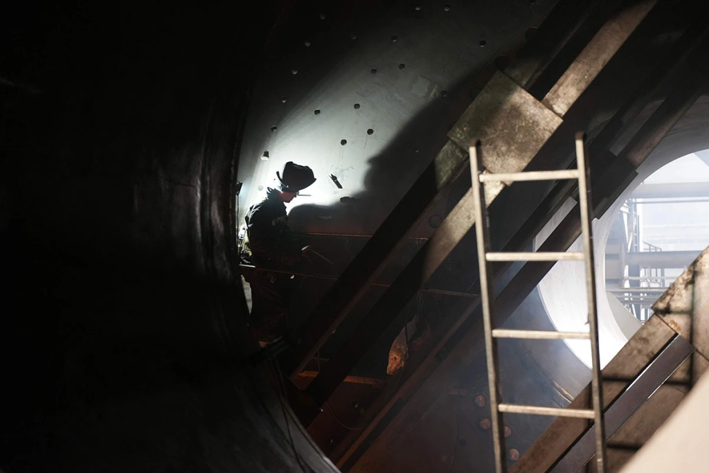 После монтажа базовых элементов мельницы специалисты приступили к технологической проварке швов.JPG