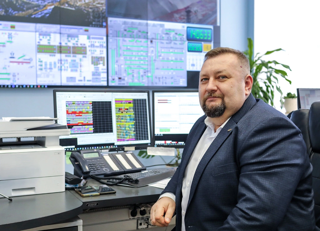 Александр Дубровин помогает коллегам пройти «штормовые» ситуации на производственном курсе.JPG Александр Дубровин помогает коллегам пройти «штормовые» ситуации на производственном курсе.JPG