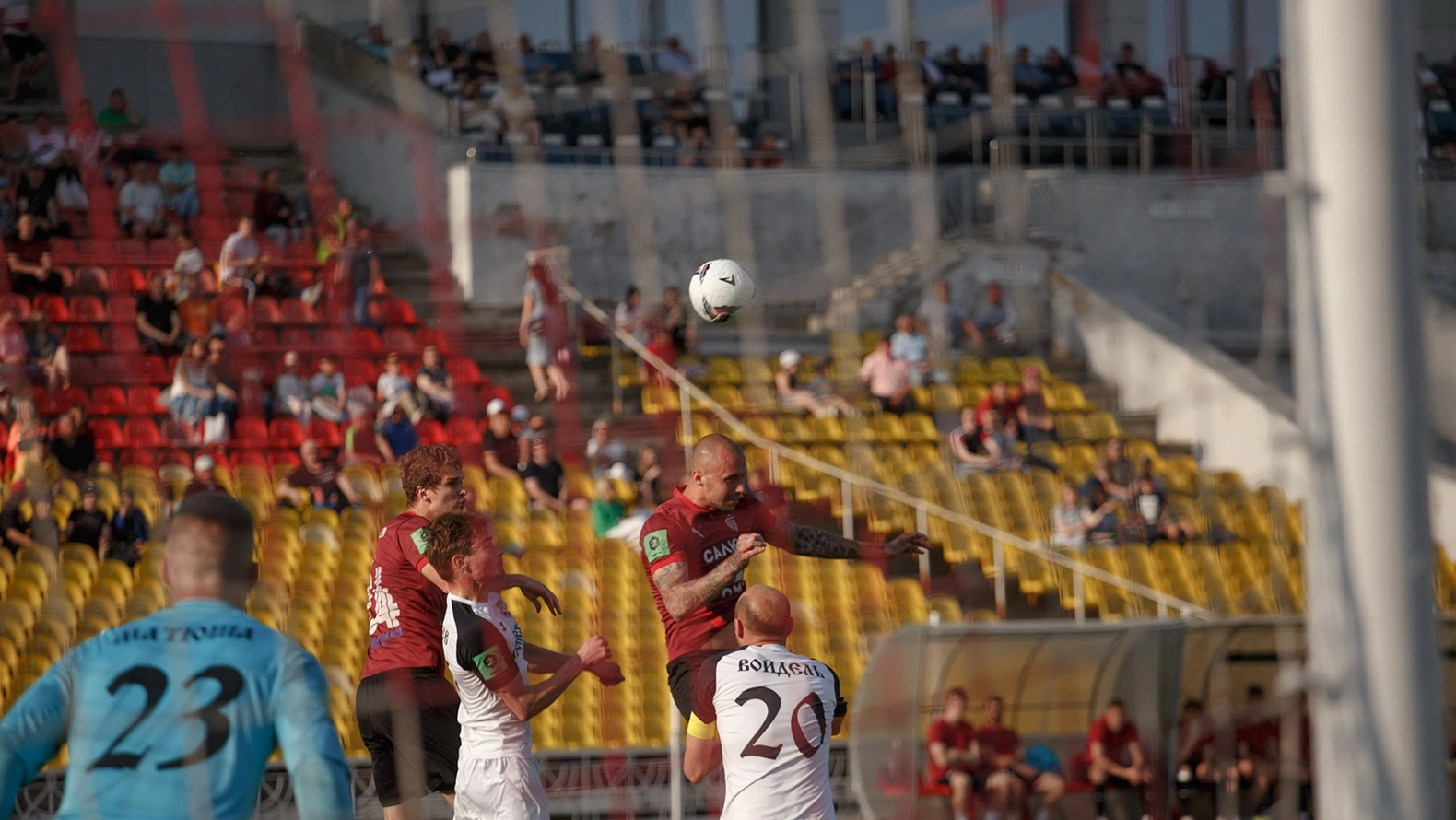 Футбол мяч летит борьба-Закоморный.jpg