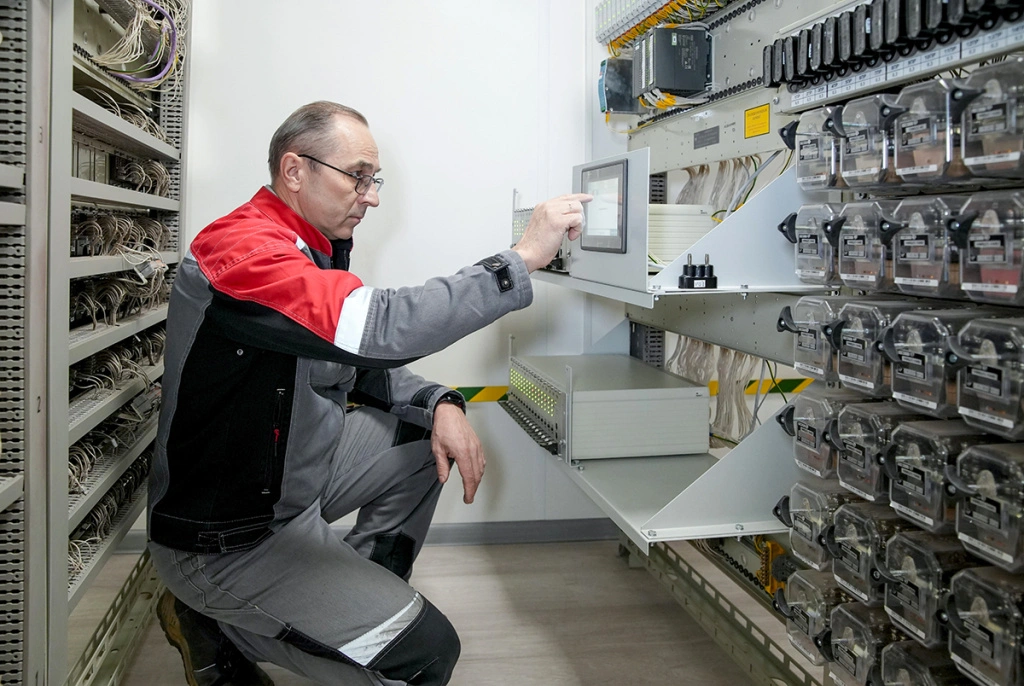 Микропроцессорная система, которой оснащают железнодорожные станции Лебединского ГОКа, — фундамент для развития схемы управления движением, уверен начальник участка сигнализации центра.JPG