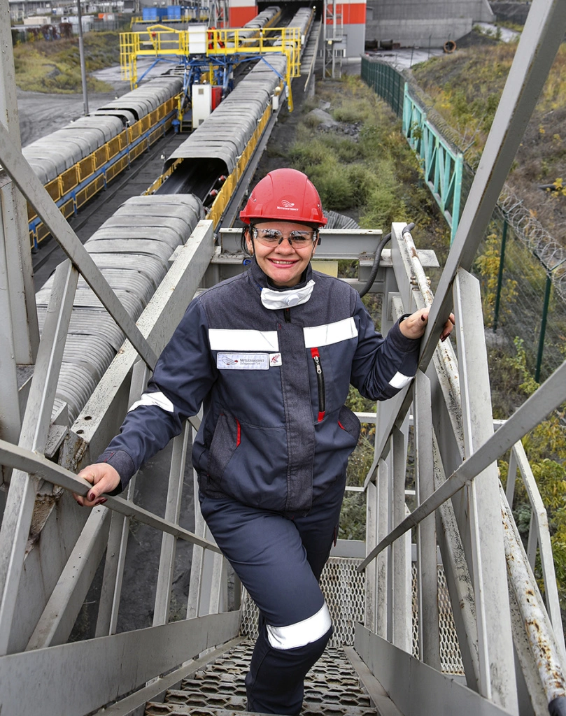 Хотя обходы конвейеров проходят по одному маршруту, машинисту конвейера Феклистовой они не кажутся монотонными.JPG Хотя обходы конвейеров проходят по одному маршруту, машинисту конвейера Феклистовой они не кажутся монотонными.JPG