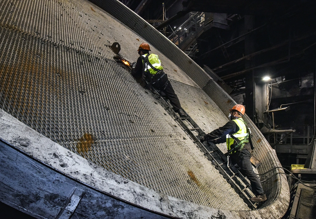 За шесть суток подрядчики демонтировали старый и установили новый чашевый окомкователь.JPG За шесть суток подрядчики демонтировали старый и установили новый чашевый окомкователь.JPG