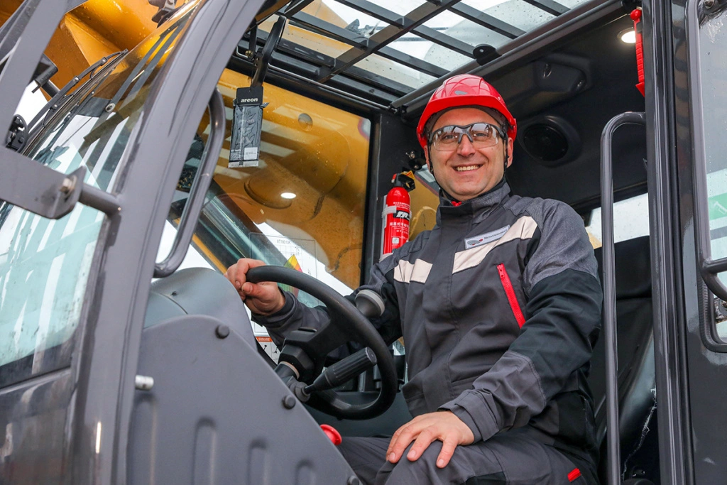 Андрей Межевикин уже оценил новый погрузчик «Комфортный, манёвренный, многофункциональный».JPG