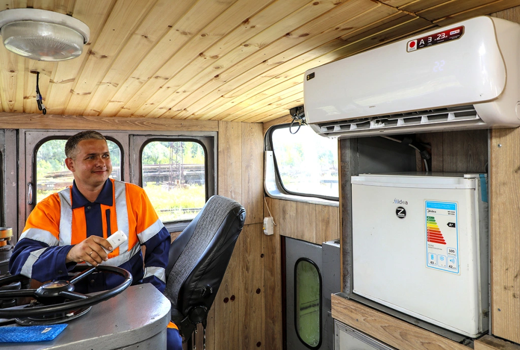 Кондиционеры на «бывалых» тяговых агрегатах делают работу приятнее..JPG Кондиционеры на «бывалых» тяговых агрегатах делают работу приятнее..JPG