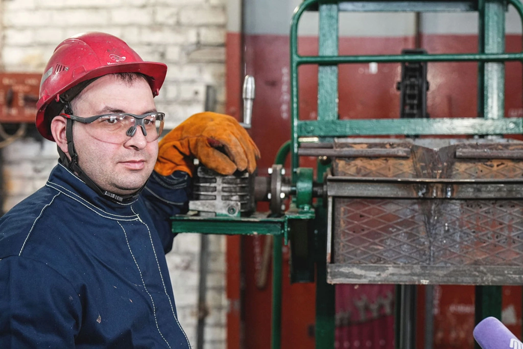 Плавильщик металла и сплавов Игорь Адам.JPG Плавильщик металла и сплавов Игорь Адам.JPG