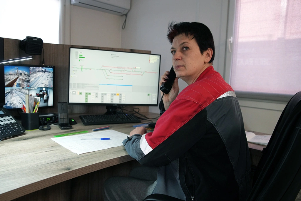 «Удобное компьютерное управление, громкая связь, четыре камеры видеонаблюдения и отличные бытовые условия», — перечисляет преимущества нового рабочего места диспетчер Ирина Кущёва.JPG