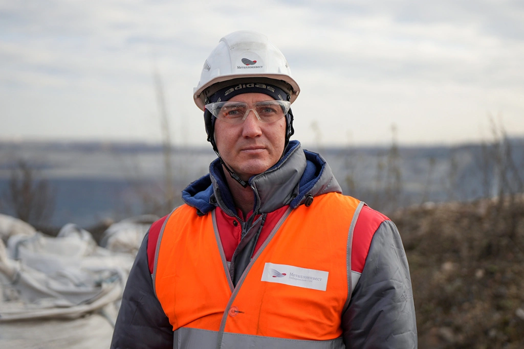Руслан Усов, начальник участка по строительству и содержанию автомобильных дорог и осушению карьера рудоуправления.JPG