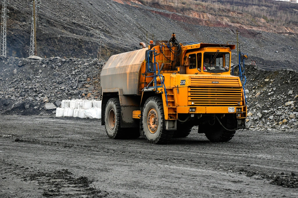 Смесь хлористого кальция и воды закачивают в цистерны поливальных машин и орошают карьерные дороги.JPG