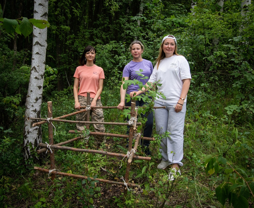 На заповедном участке Медведева и её коллеги не только убрали мусор, но и собрали ограждение для защиты краснокнижного бубенчика лилиелистного. В Лысых Горах это растение есть только в одном экзем.jpg