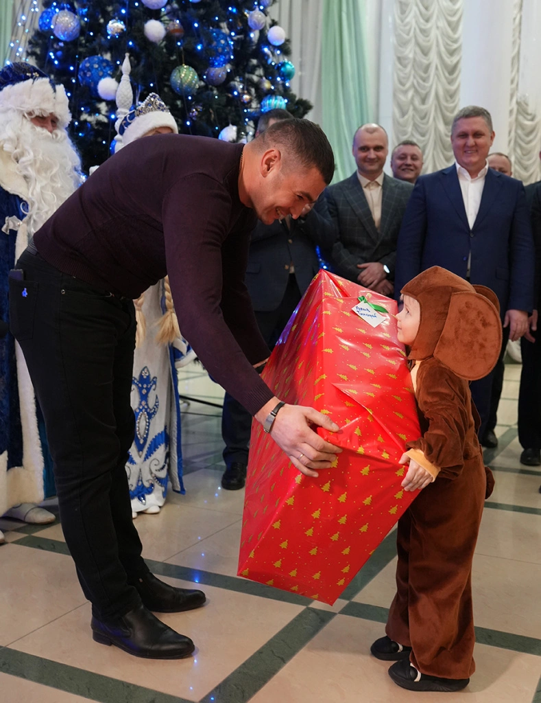 В преддверии Нового года лебединцы стали добрыми волшебниками для малышей.JPG