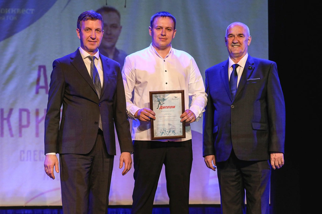 Директор-по-персоналу-Андрей-Чирыкин-и-председатель-профкома-комбината-Борис-Петров-вручили-награду-слесарю-ремонтнику-управления-по-ремонту-электроэнергетического-оборудования-Алексею-К.JPG Директор-по-персоналу-Андрей-Чирыкин-и-председатель-профкома-комбината-Борис-Петров-вручили-награду-слесарю-ремонтнику-управления-по-ремонту-электроэнергетического-оборудования-Алексею-К.JPG