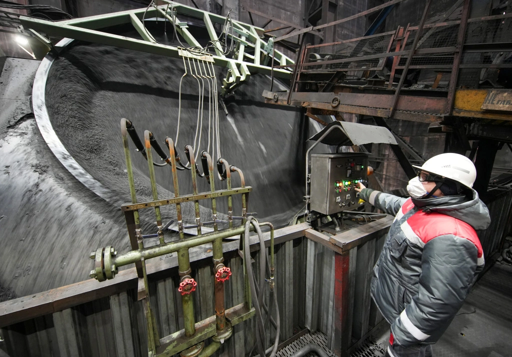 Меняя наклон и число оборотов чаши, специалисты повышают качество окатышей и производительность окомкователя.JPG Меняя наклон и число оборотов чаши, специалисты повышают качество окатышей и производительность окомкователя.JPG