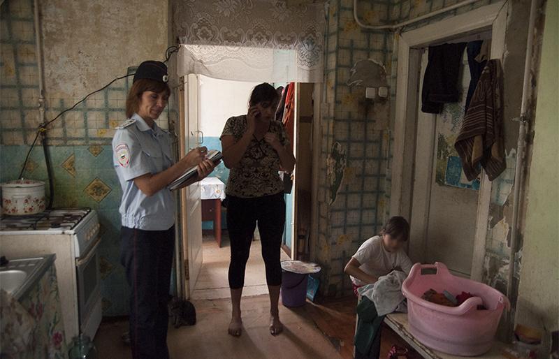 Неблагополучная семья. Квартиры детей из неблагополучных семей. Мужское женское неблагополучные семьи. Истории детей из неблагополучных семей. Фильмы о неблагополучных семьях