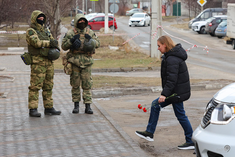 посольство сирии в москве. артисты несут цветы. цветы соболезнования. венки у памятника. куда несут цветы навальному.