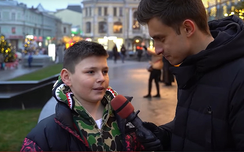 Дед с внуком на скамейке. Внук порадовал. Пенсионеры и дети. Стикер для внука. Прикольные футболки для внука.